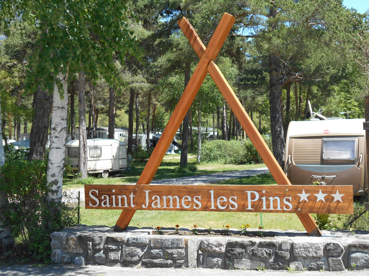 Entrée du camping en été Entrée du camping en été