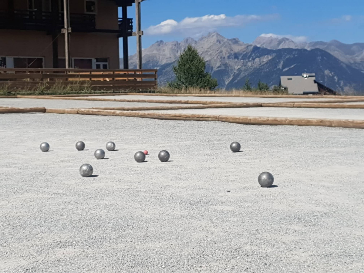 Terrain de pétanque devant Léo Lagrange à Risoul 1850