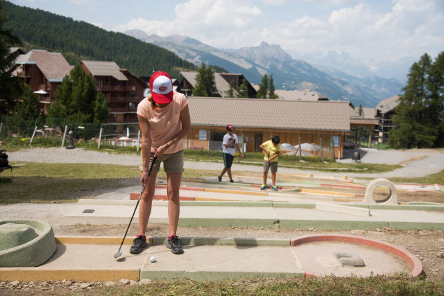 Mini - Golf Risoul 1850 - © Office de tourisme de Risoul 1850 Mini - Golf Risoul 1850