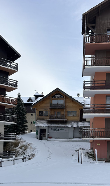 Votre carrefour Montagne ce situe en face l'office du tourisme 