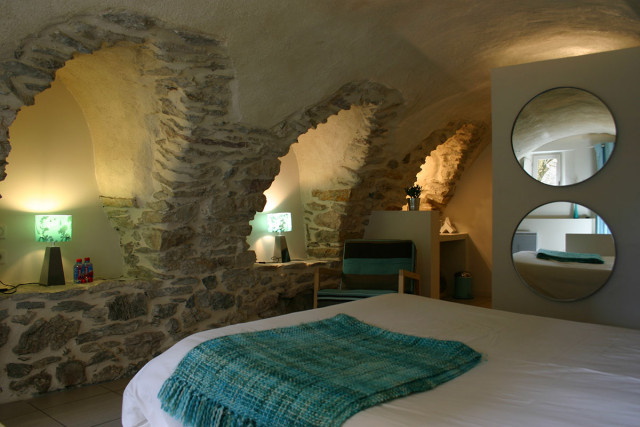Intérieur d’une chambre, lit double