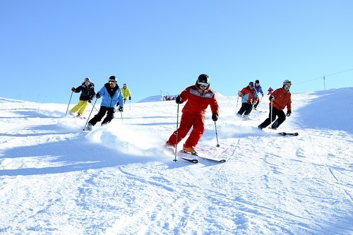 Résultat de recherche d'images pour "skis plantés dans la neige"