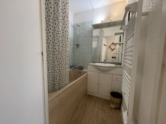 photo-risoul-salle-de-bain-avec-seche-serviette-1185256 photo-risoul-salle-de-bain-avec-seche-serviette-1185256