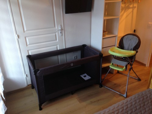 risoul-hebergement-boussardon-chambre2-equipements-bebe-14697 risoul-hebergement-boussardon-chambre2-equipements-bebe-14697
