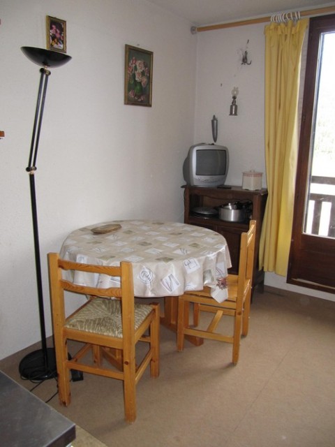 risoul-hebergement-chamois413-table-sejour-otim-6006