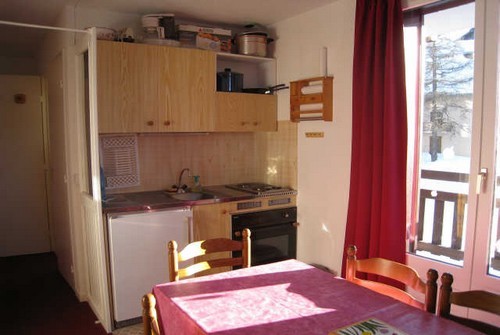 risoul-hebergement-urbania-chamois-coin-cuisine-991